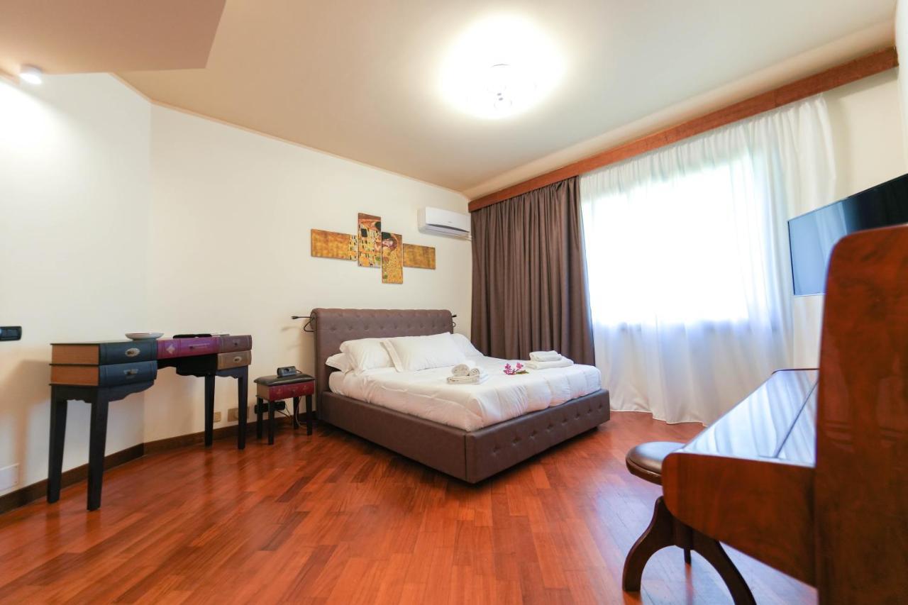 Paradise Suite Latina Exterior photo